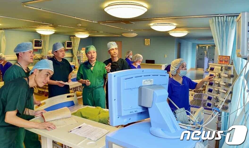 본문 이미지 - (평양 노동신문=뉴스1) = 북한 노동당 기관지 노동신문은 2일 '국가는 의무를, 인민은 권리를'라는 기사로 사회주의 체제를 선전했다. 신문은 "세상에 나라도 많지만 인민을 이렇듯 하늘처럼 떠받드는 나라, 이처럼 복받은 인민이 그 어디에 있던가"라고 주장했다. [국내에서만 사용가능. 재배포 금지. DB 금지. For Use Only in the Republic of Korea. Redistribution Prohibited] rodongphoto@news1.kr