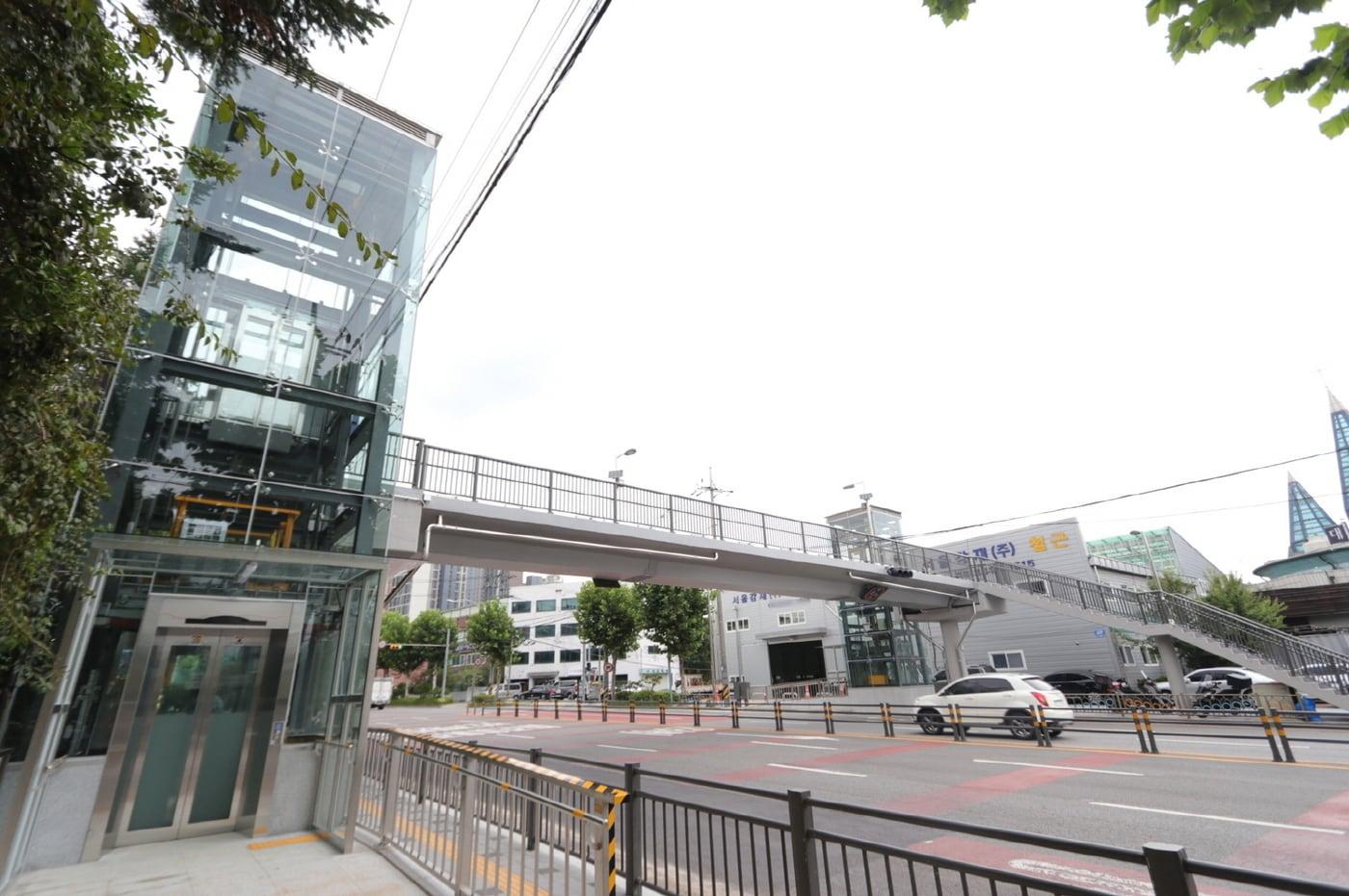 오정초 보도육교 엘리베이터(구로구 제공).ⓒ 뉴스1
