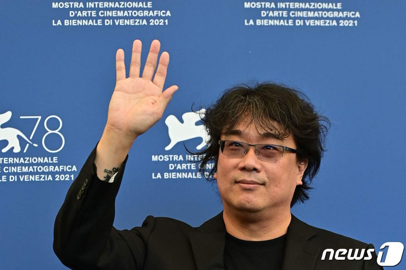 본문 이미지 - 제78회 베니스국제영화제 참석한 봉준호 감독 ⓒ AFP=뉴스1
