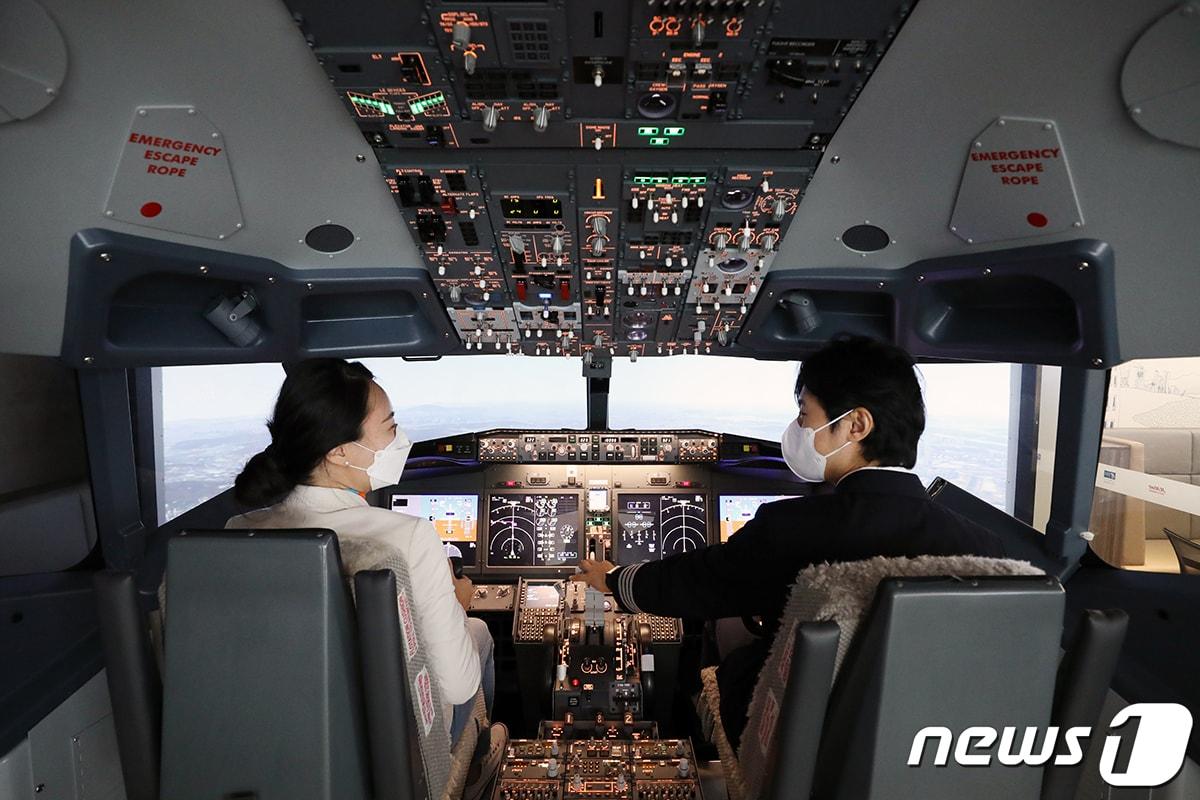 본문 이미지 - 제주항공이 2021년서울 마포구의 한 호텔에 설치한 항공기 '737MAX' 조종실 시뮬레이터의 모습(자료사진. 제주항공 제공. 사진은 기사 내용과 무관함) 2021.9.2 ⓒ 뉴스1