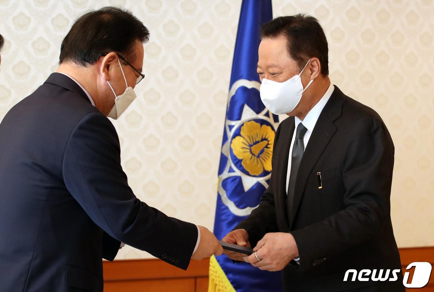 본문 이미지 - 김부겸 국무총리가 2일 오전 서울 종로구 정부서울청사에서 열린 규제개혁 유공포상에서 박용만 전 대한상공회의소 회장에게 국민훈장 모란장을 수여하고 있다.2021.9.2/뉴스1 ⓒ News1 송원영 기자
