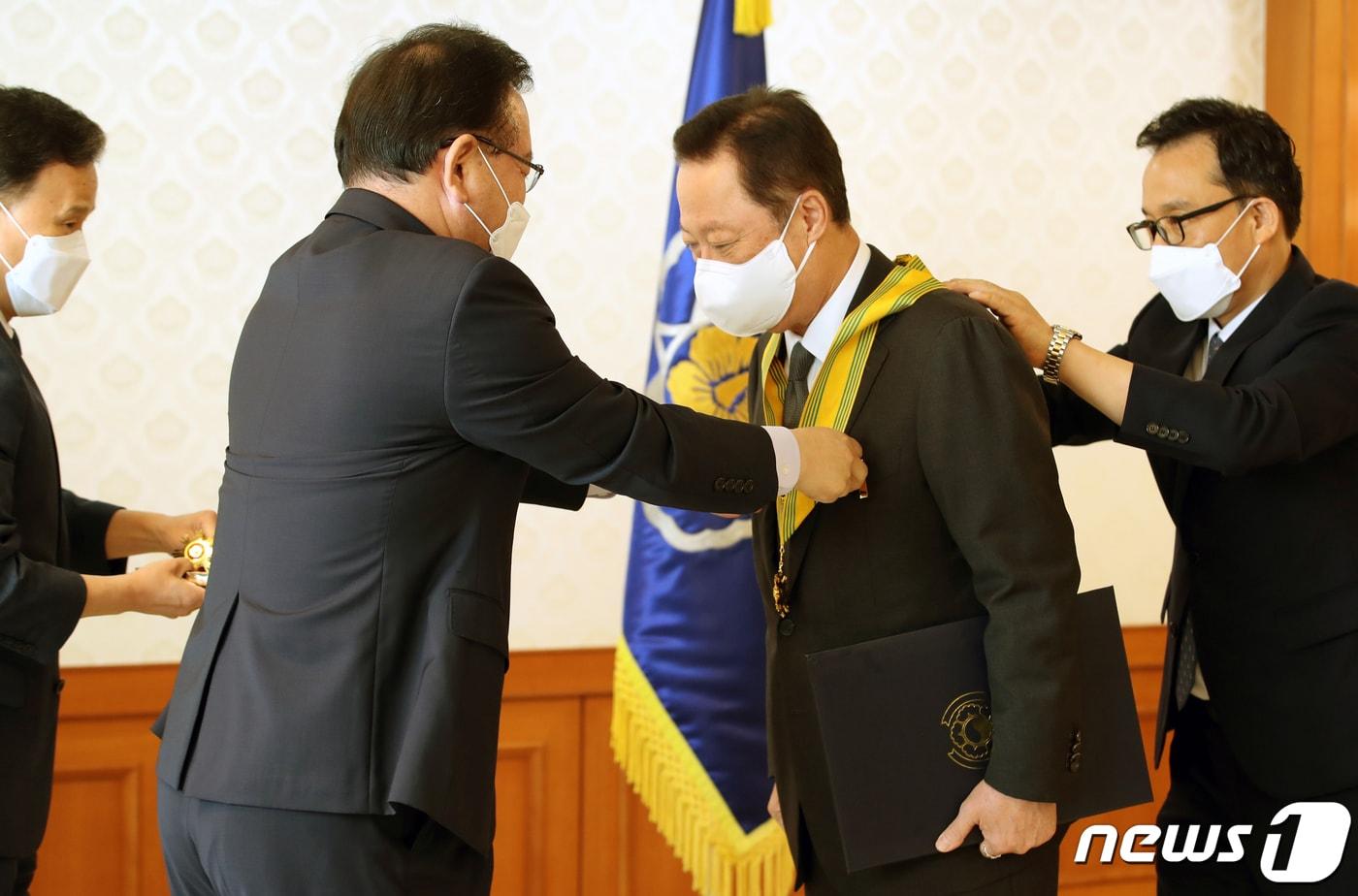 본문 이미지 - 김부겸 국무총리가 2일 오전 서울 종로구 정부서울청사에서 열린 규제개혁 유공포상에서 박용만 대한상공회의소 명예회장에게 국민훈장 모란장을 수여하고 있다.2021.9.2/뉴스1 ⓒ News1 송원영 기자