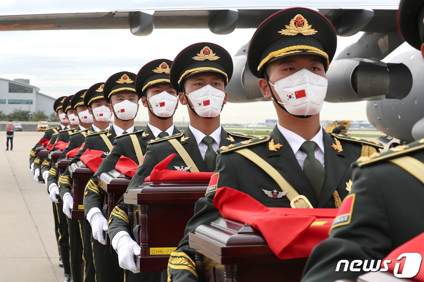 본문 이미지 - 2일 인천국제공항에서 열린 '제8차 중국군 유해 인도식'에서 중국군 장병들이 국방부 유해발굴감식단 영현봉송병들로부터 인도 받은 유해를 Y-20 중국 전략수송기로 운구하고 있다. 이날 중국 측으로 인도하는 중국군 유해는 모두 109구다. 지난 2019년부터 작년 사이 우리 군이 발굴한 것으로 화살머리고지서 유해 98구가 수습됐고, 유품 1194점도 이번에 함께 중국 측에 인도했다. (국방일보 제공) 2021.9.2/뉴스1