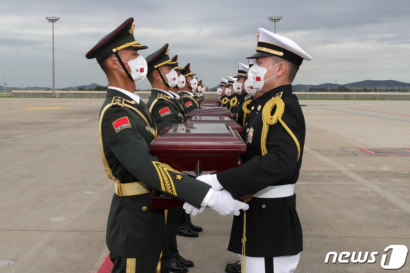 본문 이미지 - 2021년 9월 2일 인천국제공항에서 열린 '제8차 중국군 유해 인도식'.(국방일보 제공) 2021.9.2/뉴스1