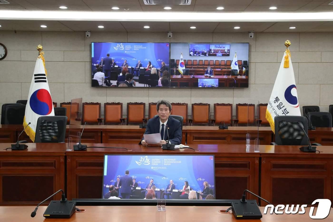본문 이미지 - 이인영 통일부 장관이 '제6차 동방경제포럼'에 특별발제자로 참석해 화상으로 발제를 하고 있는 모습(통일부 제공).ⓒ 뉴스1