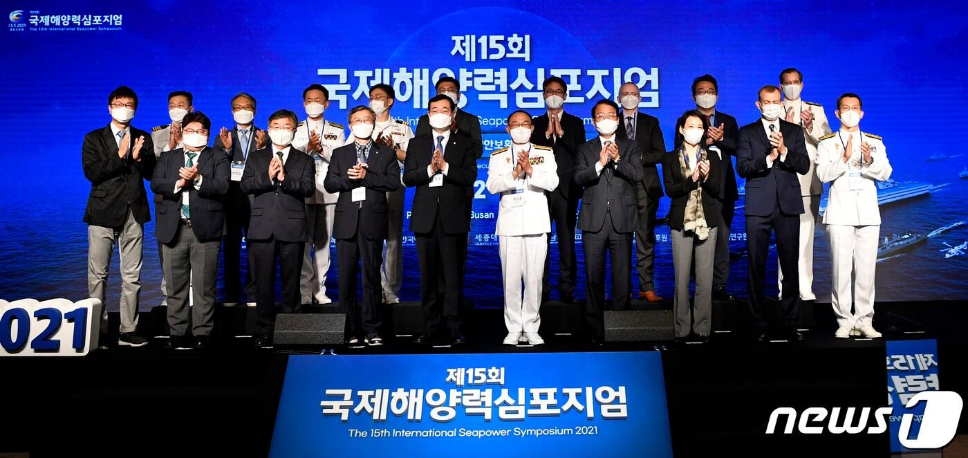 본문 이미지 - 국제해양력심포지엄에 참석한 부석종 해군참모총장(앞줄 가운데), 민홍철 국회 국방위원장(부석종 해군참모총장 왼쪽) 등 주요 인사와 학계 전문가, 발표 및 토론자 등이 기념촬영을 하고 있다.2021.9.2ⓒ 뉴스1