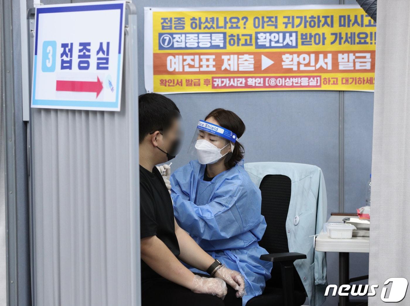 본문 이미지 - 2일 서울 송파구 체육문화회관에 마련된 예방접종센터에서 시민들이 신종 코로나바이러스 감염증(코로나19) 백신 접종을 하고 있다. 2021.9.2/뉴스1 ⓒ News1 신웅수 기자