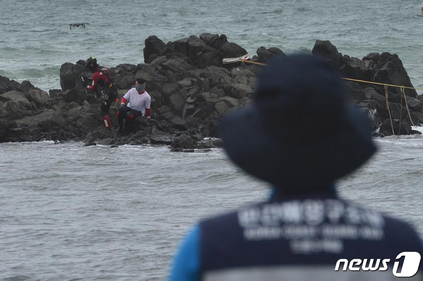 본문 이미지 - 해경 갯바위 구조 훈련 자료사진 /ⓒ 뉴스1 