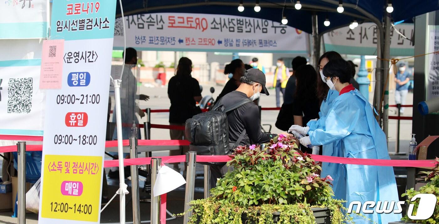 본문 이미지 - 추석 연휴 셋째 날인 20일 오전 서울 중구 서울역 선별진료소에서 의료진과 근무자들이 검사를 받기 위해 온 시민들을 안내하고 있다. 질병관리청 중앙방역대책본부는 20일 0시 기준 신종 코로나바이러스 감염증(코로나19) 신규 확진자가 전날 대비 305명 감소한 1605명 발생했다고 밝혔다. 전날(1천910명)보다 305명 줄었으나, 일요일 확진자(발표일 기준 월요일)로는 국내 코로나19 사태 이후 최다 기록이다.2021.9.20/뉴스1 ⓒ News1 김진환 기자
