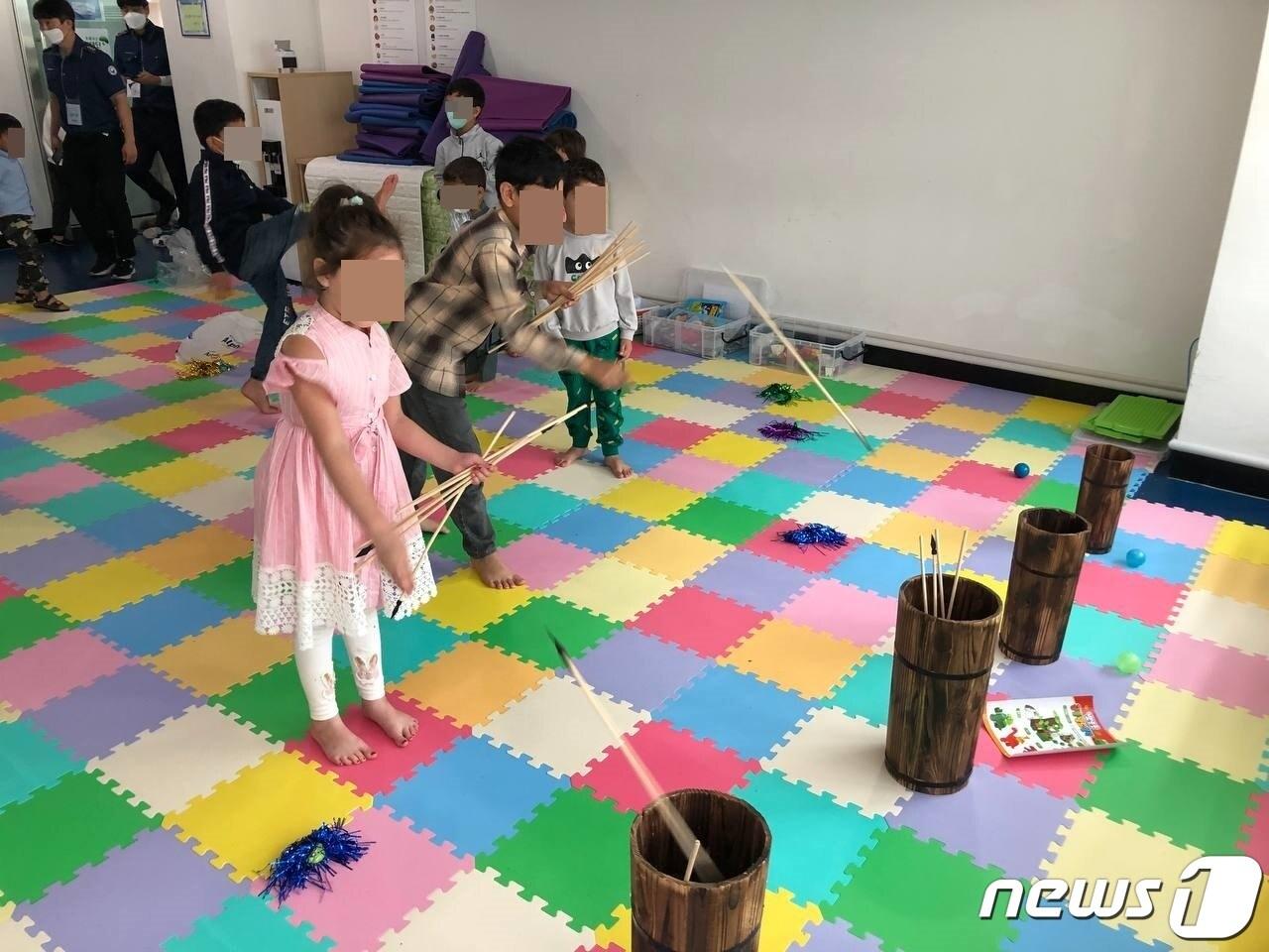 한국서 첫 추석 맞은 아프간 특별기여자들, 송편 맛보고 투호 놀이 - 뉴스1
