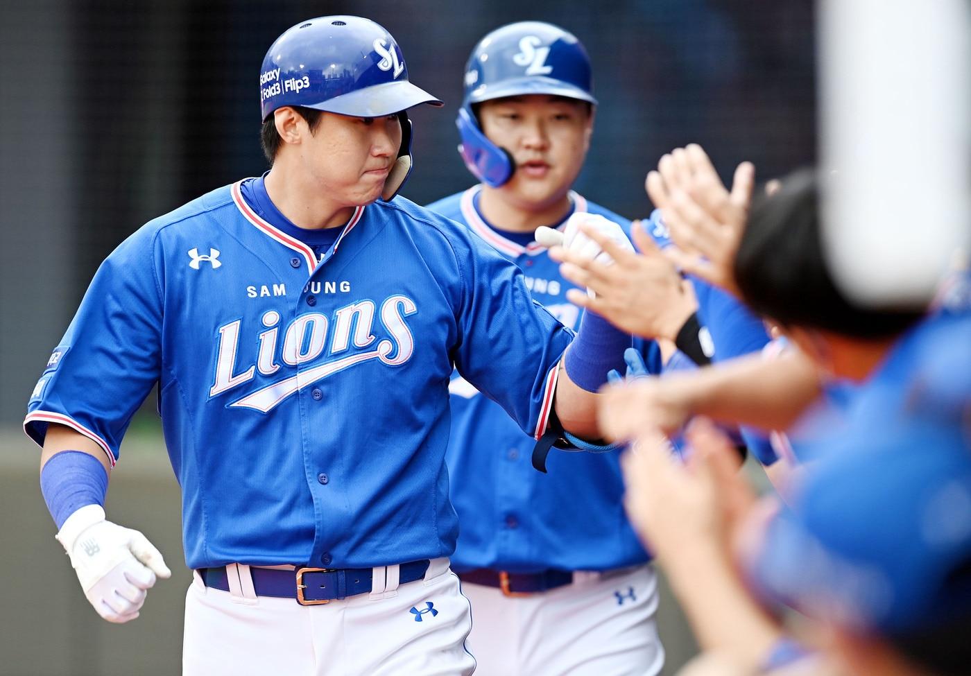 삼성 김동엽이 21일 롯데전에서 동료들과 하이파이브를 하고 있다.(삼성 라이온즈 제공)ⓒ 뉴스1