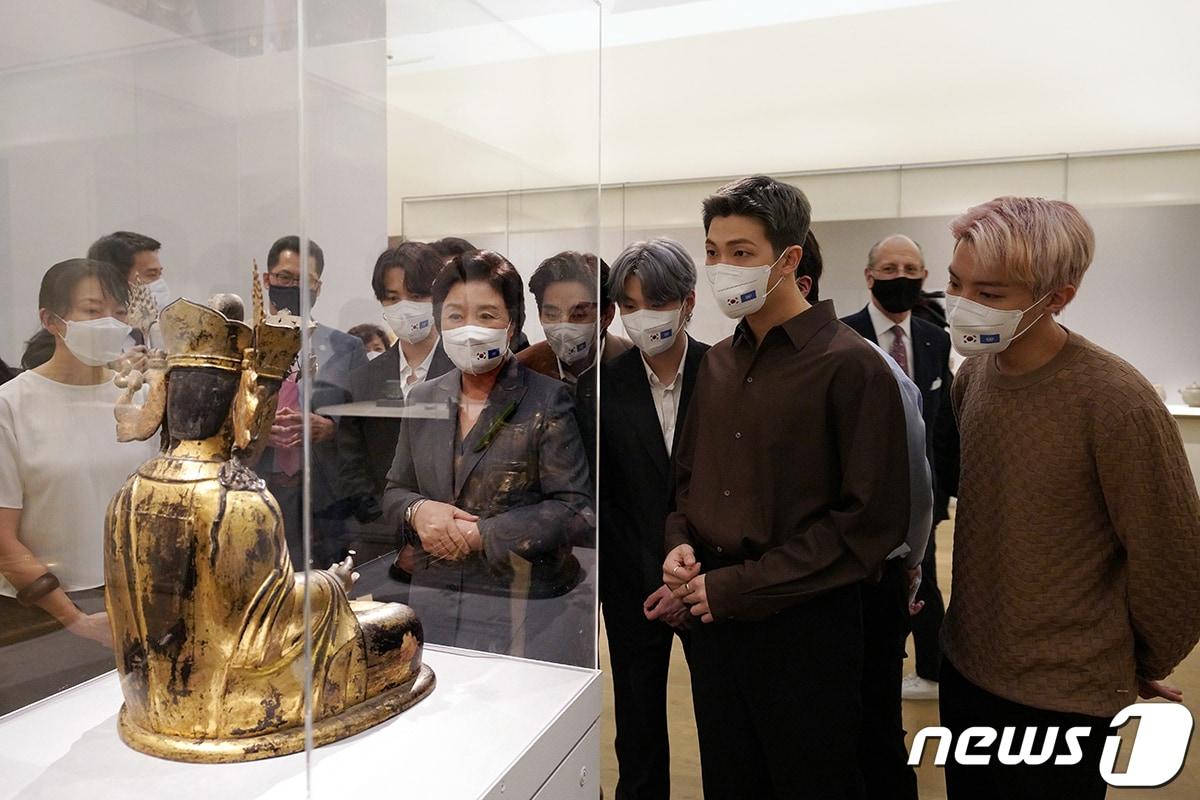 본문 이미지 - 제76차 유엔총회를 계기로 문재인 대통령과 함께 미국 뉴욕을 방문 중인 김정숙 여사와 '미래세대와 문화를 위한 대통령 특별사절'로 임명된 그룹 방탄소년단(BTS)이 20일(현지시간) 메트로폴리탄 미술관 한국실을 관람하고 있다. (청와대 제공) 2021.9.21/뉴스1