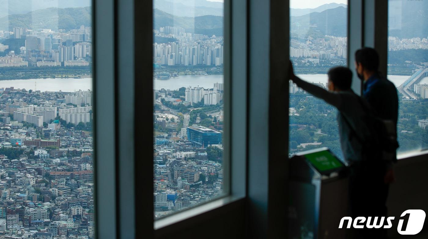본문 이미지 -  서울 용산구 남산N서울타워에서 바라본 도심 아파트단지.  2021.9.22/뉴스1 ⓒ News1 안은나 기자
