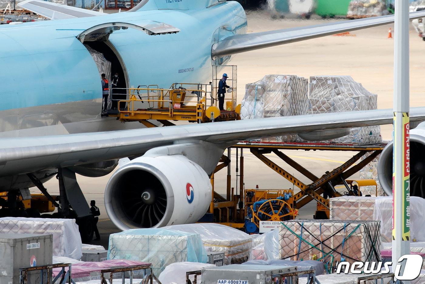 본문 이미지 - 화이자의 신종 코로나바이러스 감염증(코로나19) 예방백신이 인천국제공항을 통해 들어오고 있는 모습./뉴스1 ⓒ News1 이승배 기자