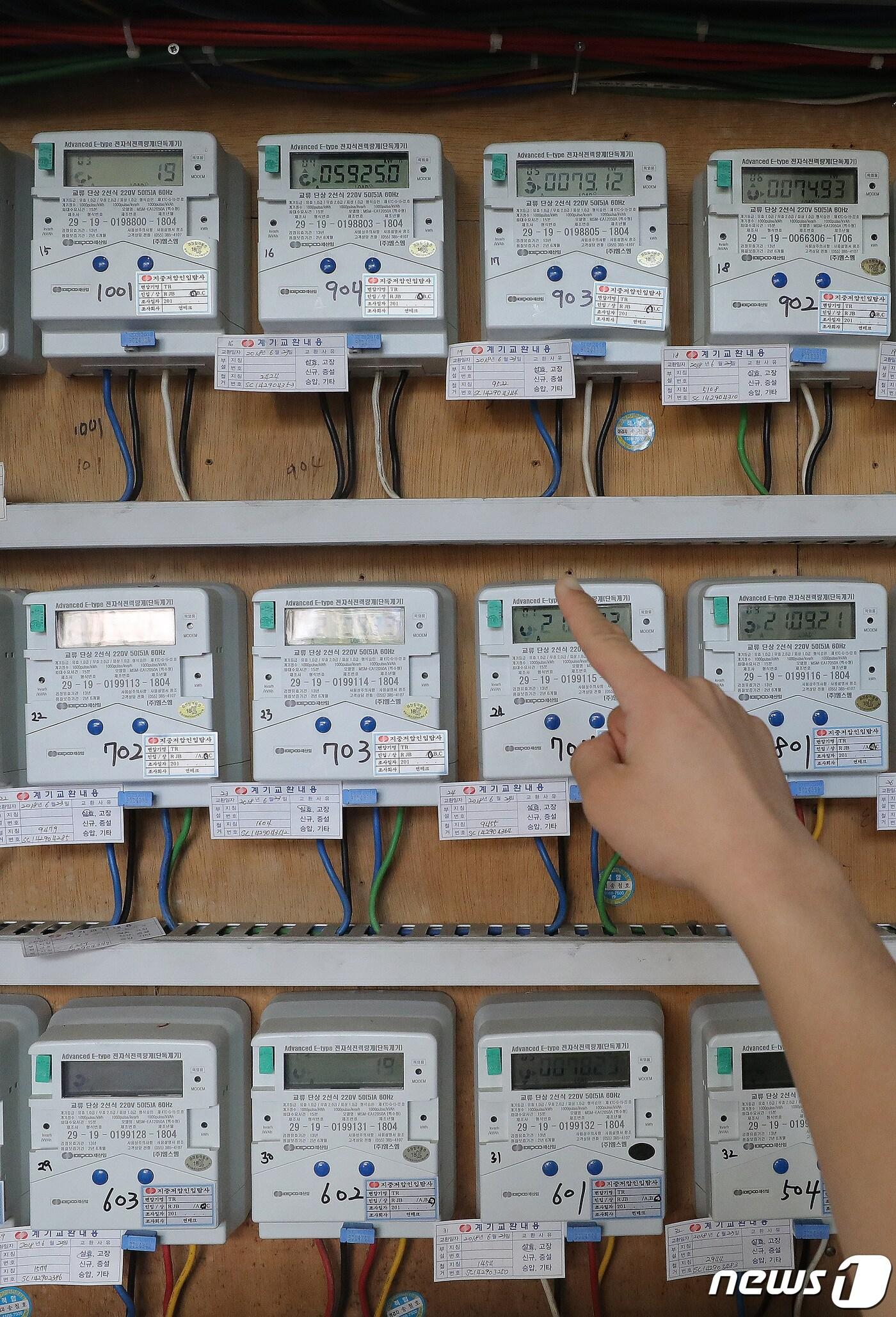 본문 이미지 - 22일 서울의 한 다세대주택에서 입주민이 전기 계량기를 살펴보고 있다. 정부와 한국전력이 23일 4분기 전기요금 인상 여부를 발표한다. 업계에서는 올해 들어 지속된 연료비 상승세로 인해 전기료가 인상될 가능성에 무게를 두고 있다. 전기요금이 오르면 2013년 11월 이후 약 8년 만의 인상이다. 2021.9.22/뉴스1 ⓒ News1 임세영 기자