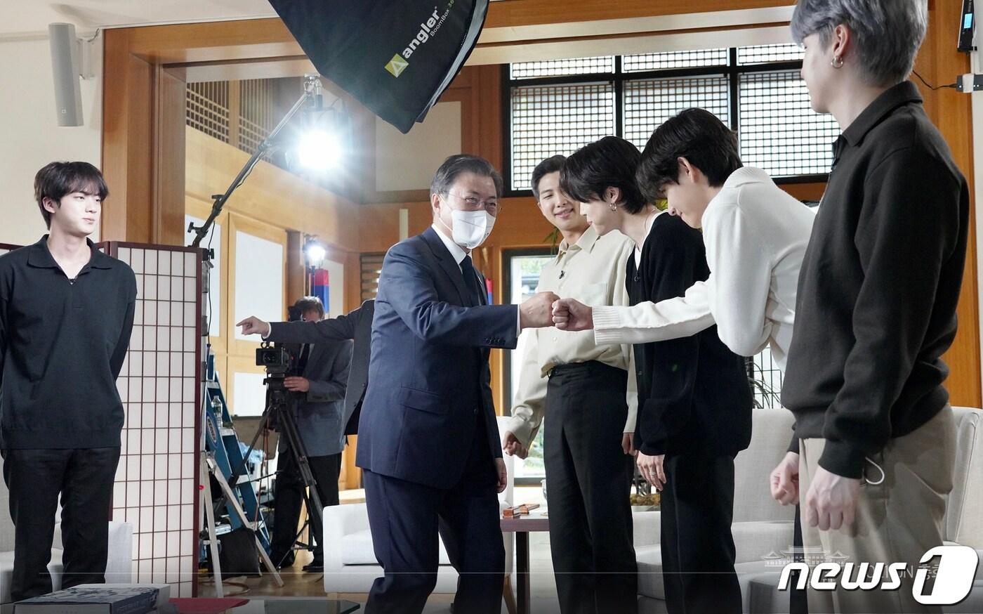 본문 이미지 - 문재인 대통령이 21일(현지시각) 미국 뉴욕 주유엔대표부에서 ABC 방송과의 인터뷰에 앞서 BTS(방탄소년단)과 주먹인사를 하고 있다. (청와대 페이스북) 2021.9.22/뉴스1