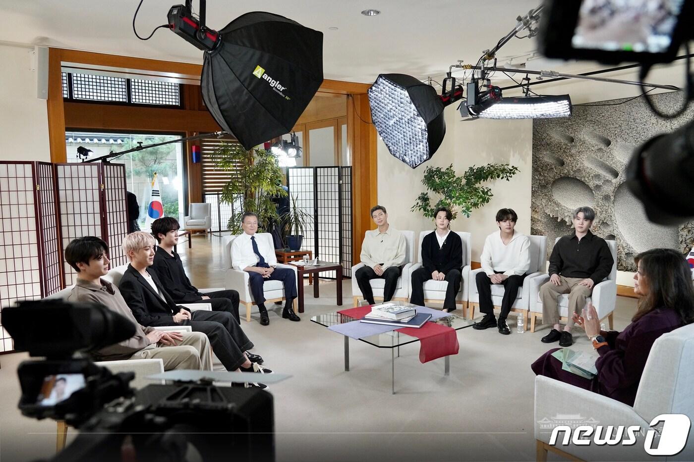 본문 이미지 - 문재인 대통령과 그룹 BTS(방탄소년단)이 21일(현지시각) 미국 뉴욕 주유엔대표부에서 ABC 방송과의 인터뷰를 준비하고 있다. (청와대 페이스북) 2021.9.22/뉴스1