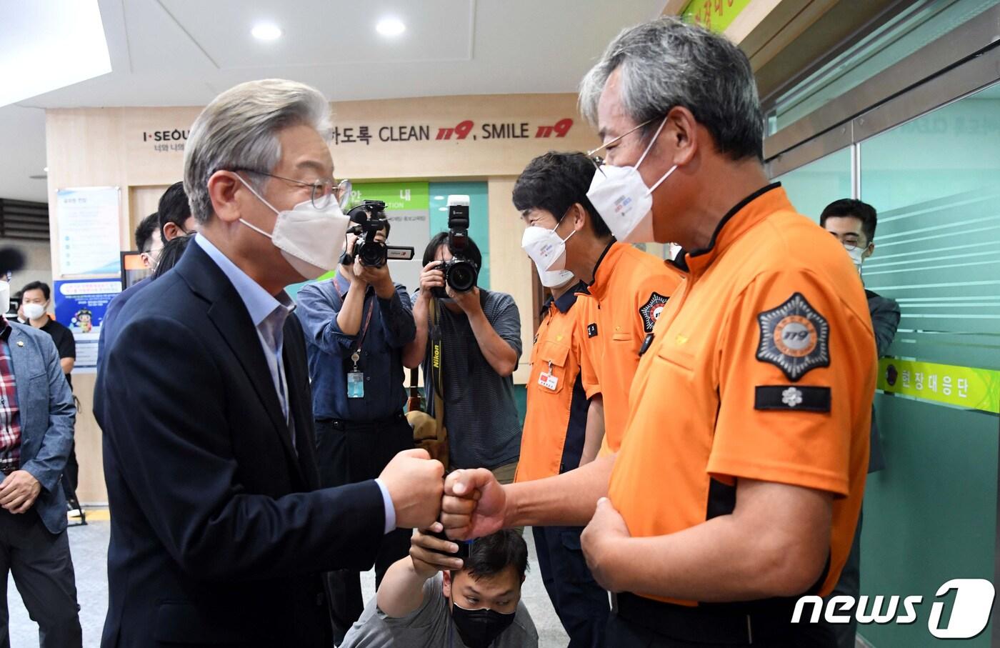 본문 이미지 - 더불어민주당 대선 예비후보인 주자인 이재명 경기도지사가 22일 서울 동작소방서를 찾아 소방관들을 격려하고 있다. ⓒ News1 국회사진취재단