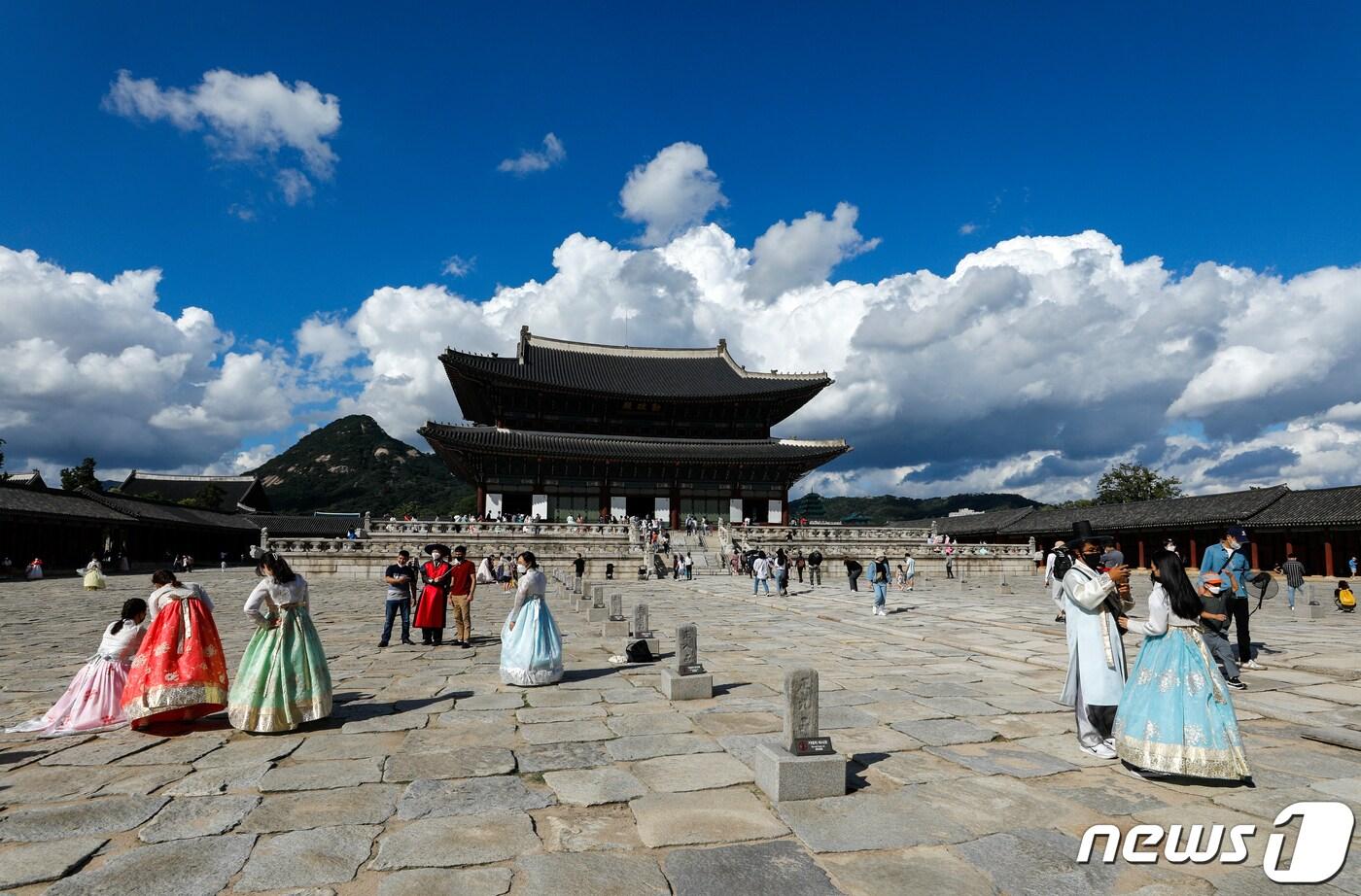 추석 연휴 맞아 서울 경복궁을 찾은 시민들이 기념촬영을 하고 있다. /뉴스1 ⓒ News1 