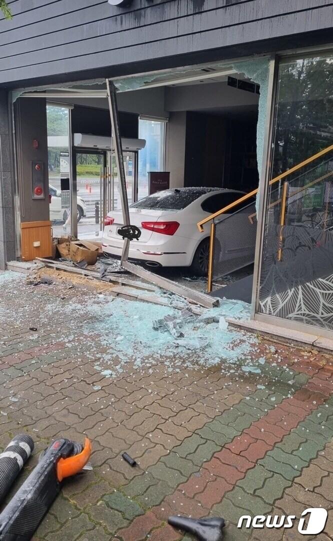 본문 이미지 - 22일 오전 11시56분쯤 경남 진주시 가좌동 경상국립대학교 앞 도로변에서 승용차가 인도를 가로질러 스타벅스 매장으로 돌진했다. 사진은 사고현장. (독자제공) ⓒ 뉴스1
