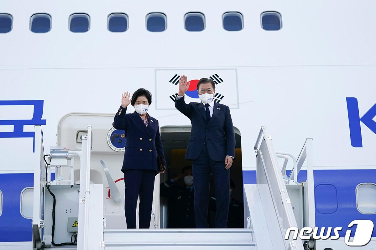 본문 이미지 - 문재인 대통령과 김정숙 여사가 21일(현지시각) 미국 JFK 국제공항에서 하와이로 떠나기 위해 공군1호기에 올라 손을 들고 인사하고 있다.(청와대 제공) 2021.9.22/뉴스1