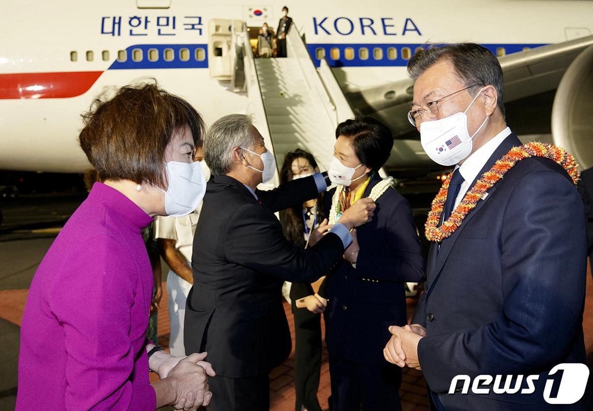 본문 이미지 - 한미 유해 상호 인수를 위해 미국 하와이를 방문한 문재인 대통령과 김정숙 여사가 21일(현지시각) 히캄 공군기지에서 데이비드 이게 하와이 주지사 내외로부터 전통 화환을 받고 있다. (청와대 제공) 2021.9.22/뉴스1