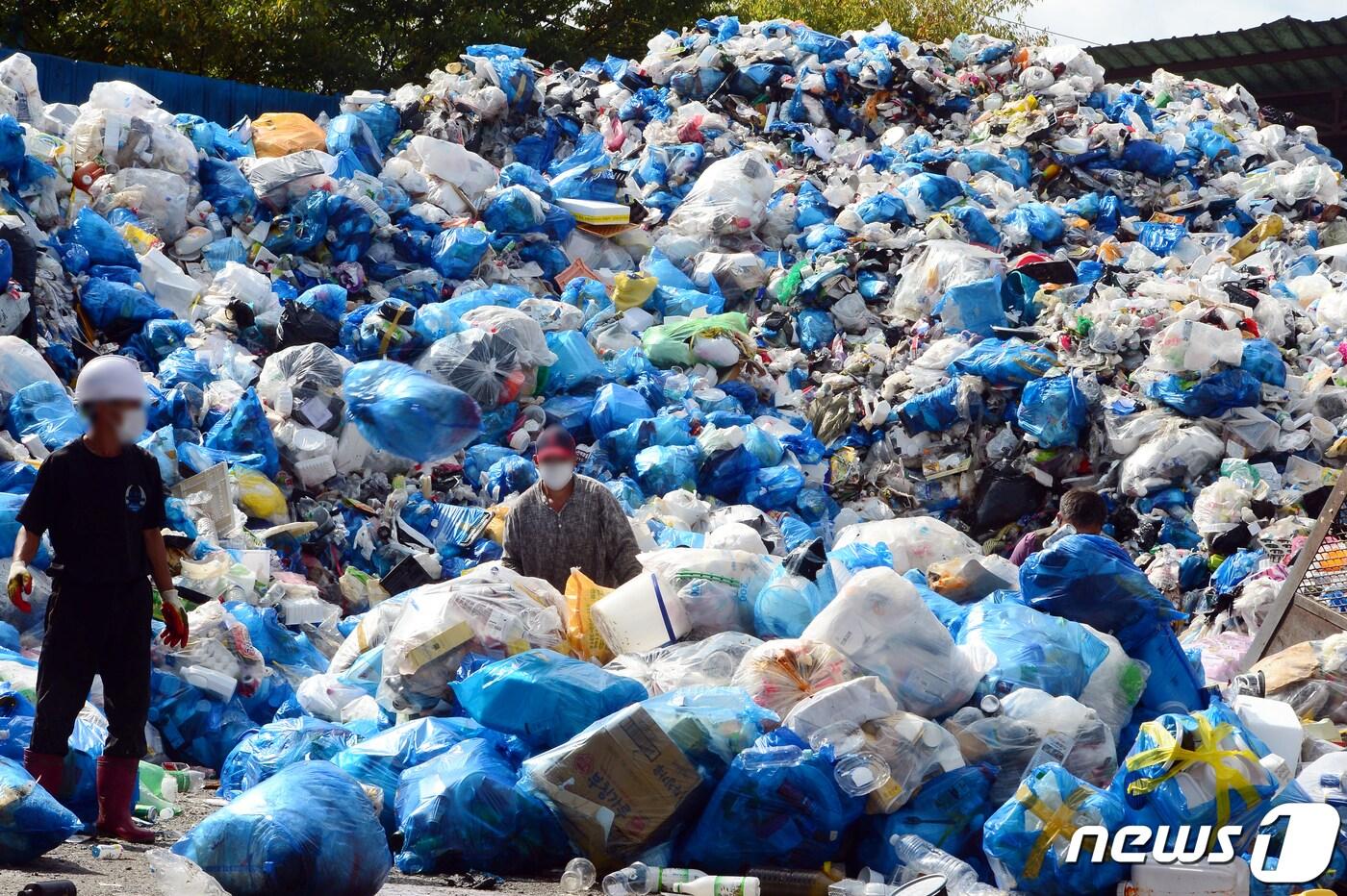 5일간의 황금 추석 연휴가 끝난 23일 오전 광주 북구 한 재활용쓰레기선별장에서 인부들이 쓰레기를 옮기고 있다. 2021.9.23/뉴스1 ⓒ News1 정다움 기자