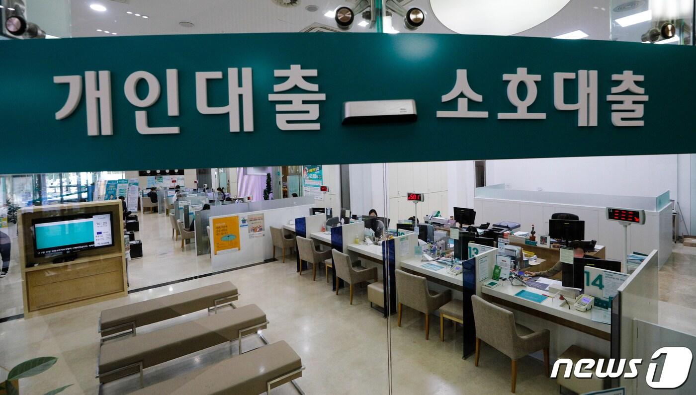 본문 이미지 - 23일 서울시내 은행 창구를 찾은 시민들이 업무를 보고 있다. 2021.9.23/뉴스1 ⓒ News1 안은나 기자
