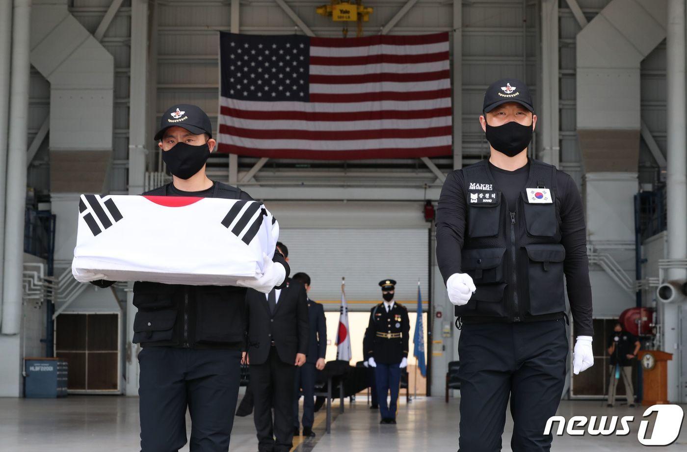 작년 6월23일 미국 하와이 히캄 공군기지에서 '6·25전쟁 국군 전사자 유해 인수식'이 엄수됐다. ⓒ AFP=뉴스1