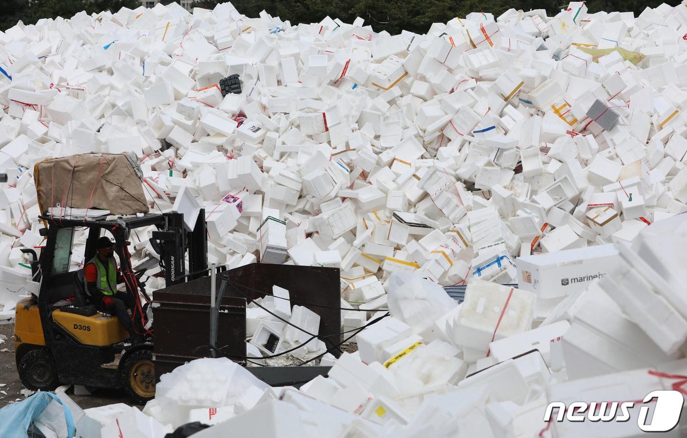 본문 이미지 - 추석 연휴가 끝난 23일 오전 경기도 수원시 영통구 수원시자원순환센터에 추석 연휴동안 수거된 스티로폼 상자들이 쌓여있다. 2021.9.23/뉴스1 ⓒ News1 김영운 기자