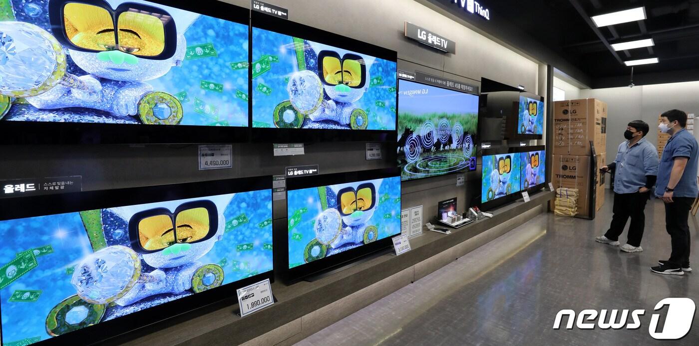  서울의 한 대형마트에 TV가 진열되어 있다.  2021.9.23/뉴스1 ⓒ News1 박지혜 기자