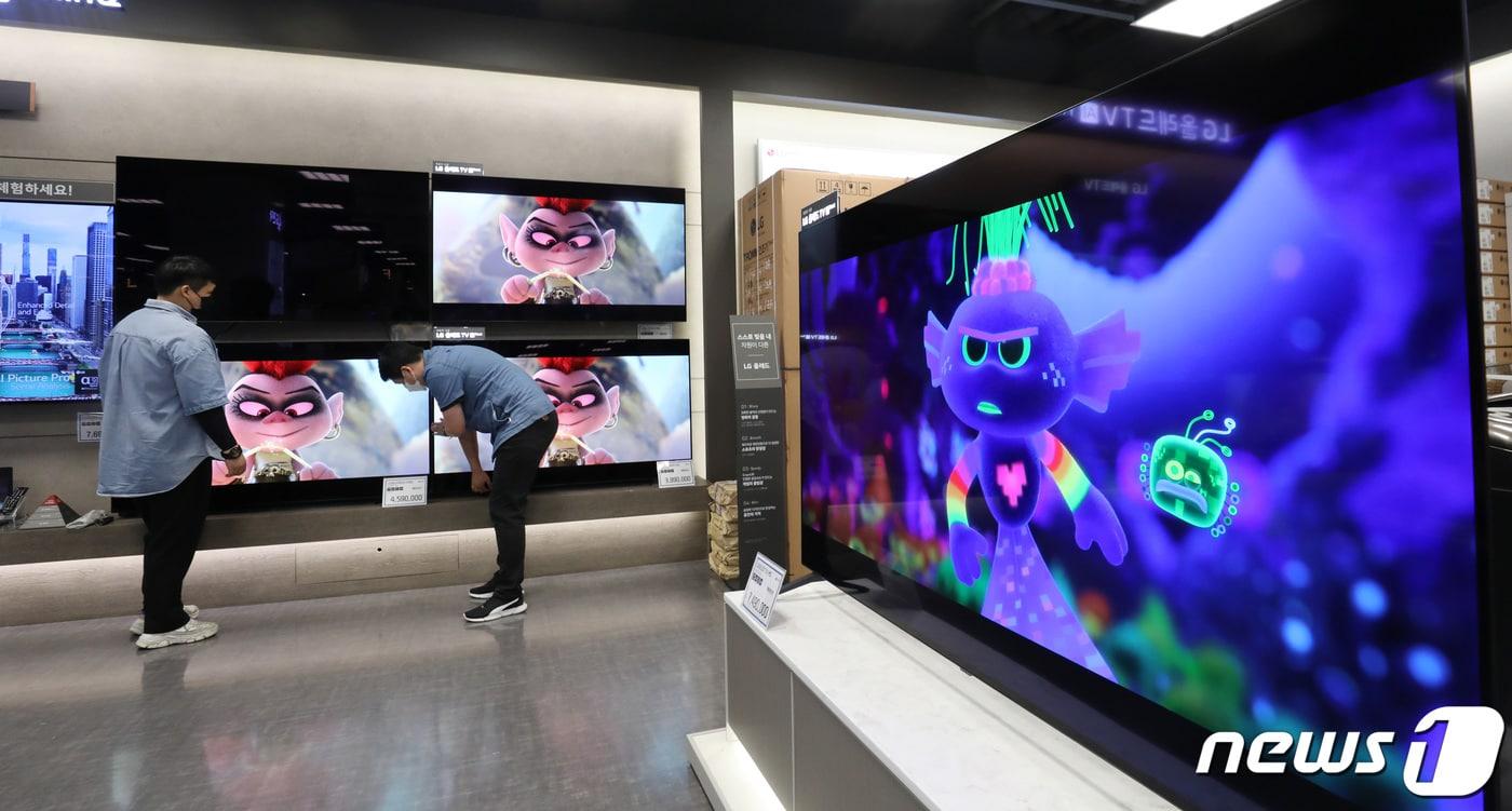 서울의 한 대형마트에 TV가 진열되어 있다.(사진은 기사 내용과 관련이 없음) 2021.9.23/뉴스1 ⓒ News1 박지혜 기자