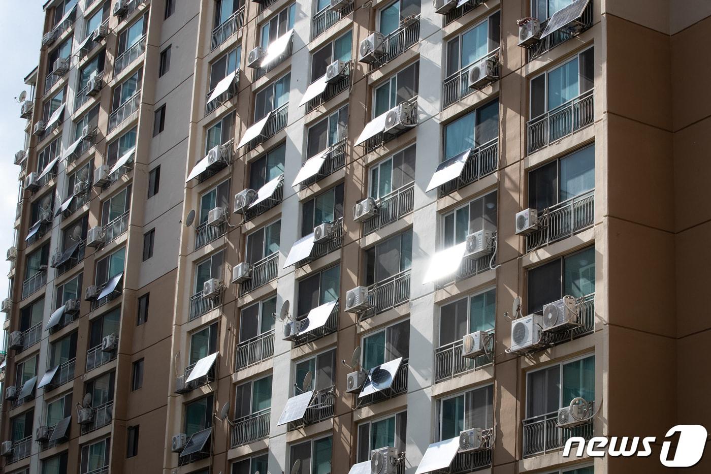 23일 서울시내 한 아파트단지 내 각 세대 베란다에 태양광 패널이 설치돼 있다. 2021.9.23/뉴스1 ⓒ News1 유승관 기자