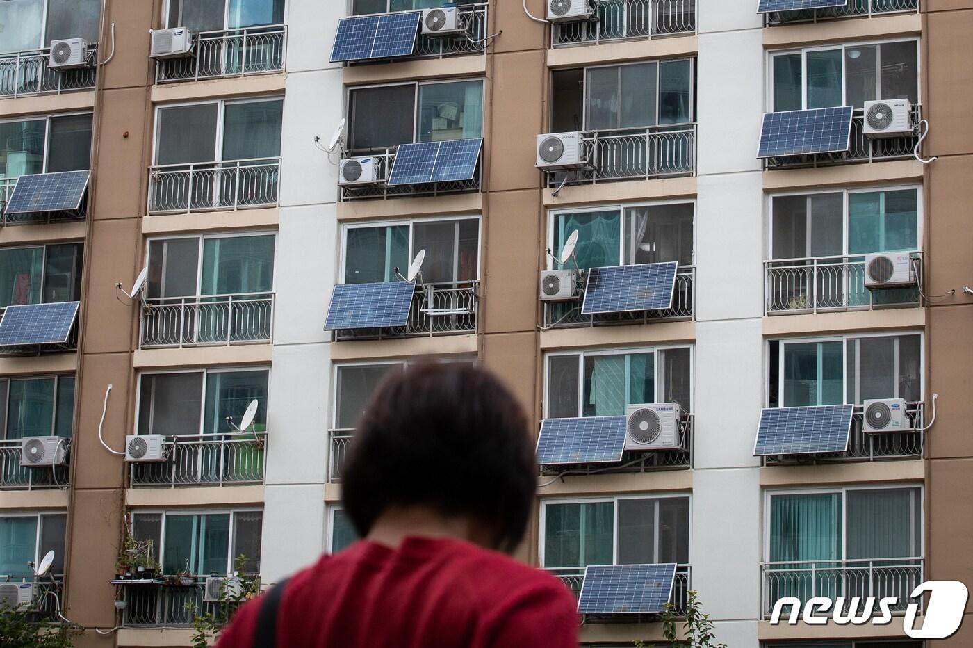 서울 한 아파트 베란다에 태양광 패널이 설치된 모습(사진은 기사 내용과 무관함) / 뉴스1 ⓒ News1