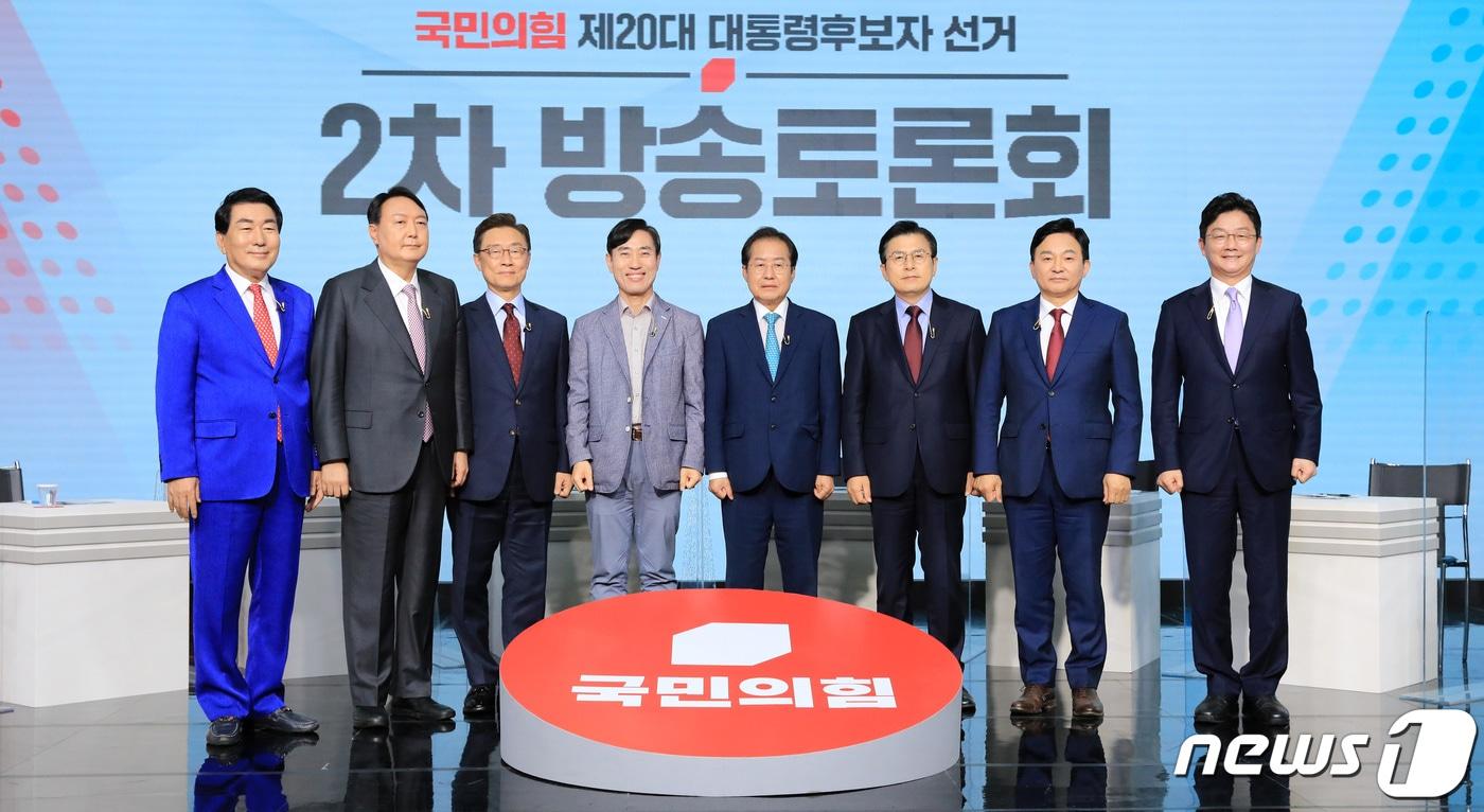 본문 이미지 - 국민의힘 대선 예비후보들이 23일 오후 서울 강서구 ASSA 스튜디오에서 열린 국민의힘 제20대 대통령후보자 선거 제2차 방송토론회에 앞서 기념촬영을 하고 있다. 왼쪽부터 안상수, 윤석열, 최재형, 하태경, 홍준표, 황교안, 원희룡, 유승민 후보. 2021.9.23/뉴스1 ⓒ News1 구윤성 기자