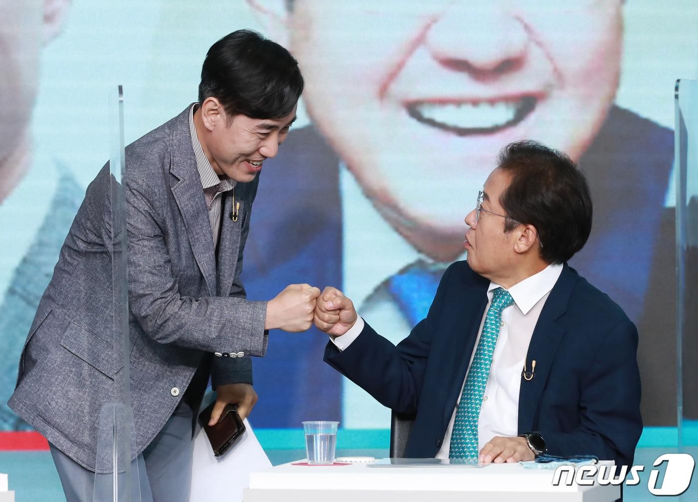 본문 이미지 - 하태경, 홍준표 국민의힘 대선 예비후보가 2021년 9월 23일 오후 서울 강서구 ASSA 스튜디오에서 열린 제20대 대통령선거 2차 경선 제2차 방송토론회에 앞서 인사 나누고 있다. 2021.9.23/뉴스1 ⓒ News1 구윤성 기자
