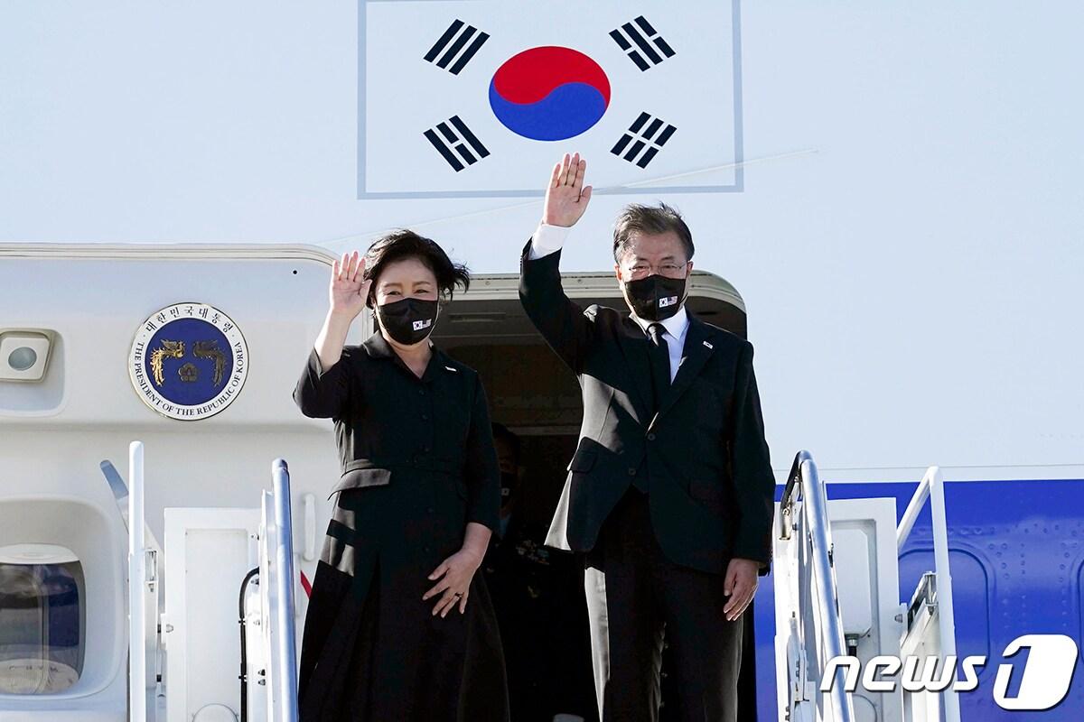 본문 이미지 - 문재인 대통령과 김정숙 여사가 22일(현지시각) 미국 히캄 공군기지에서 뉴욕 및 하와이 방문을 마치고 귀국 전 손을 들어 인사하고 있다. (청와대 제공) 2021.9.23/뉴스1