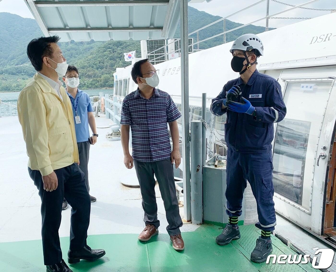 본문 이미지 - 24일 충북 충주시는 선령이 20년 이상 된 충주호 유람선을 대상으로 안전점검을 했다고 밝혔다. 사진은 점검 모습.(충주시 제공)2021.9.24/ⓒ 뉴스1