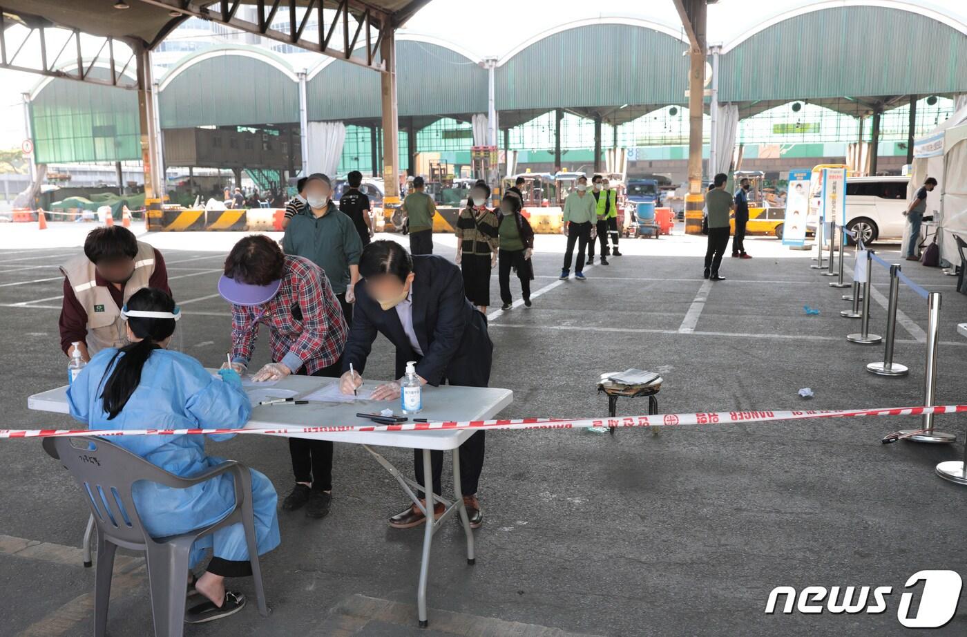 본문 이미지 - 가락시장 관련 집단감염 확산세가 계속된 24일 서울 송파구 가락시장에 마련된 선별진료소에서 시민들이 검사 대기를 하고 있다.  2021.9.24/뉴스1 ⓒ News1 이성철 기자