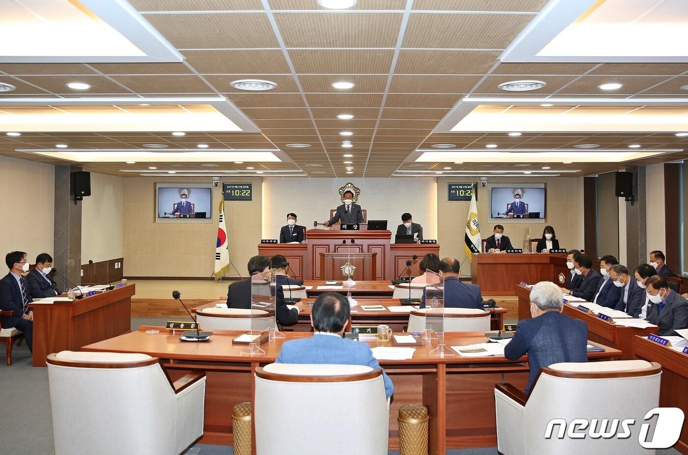 본문 이미지 - 전북 장수군의회가 24일 제329회 임시회를 개회하고 있다(장수군의회 제공)2021.9.24/뉴스1