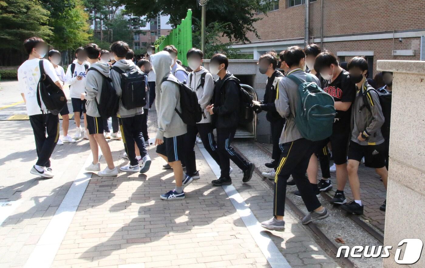 본문 이미지 - 하교하는 중학생. /뉴스1 ⓒ News1 노선웅 기자