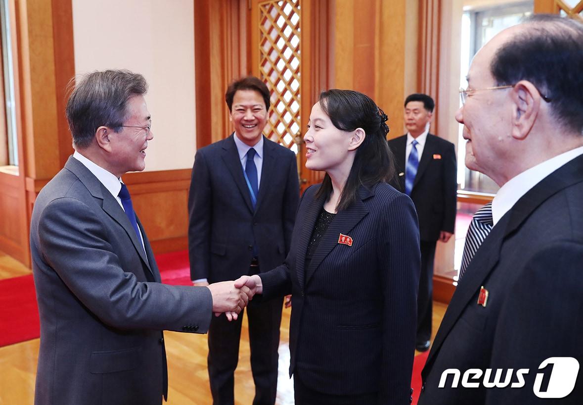 본문 이미지 - 문재인 대통령이 10일 오전 청와대에서 김정은 북한 노동당 위원장의 여동생 김여정 노동당 중앙위 제1부부장과 접견에 앞서 인사를 나누고 있다. (청와대 제공) 2018.2.10/뉴스1 ⓒ News1 이재명 기자