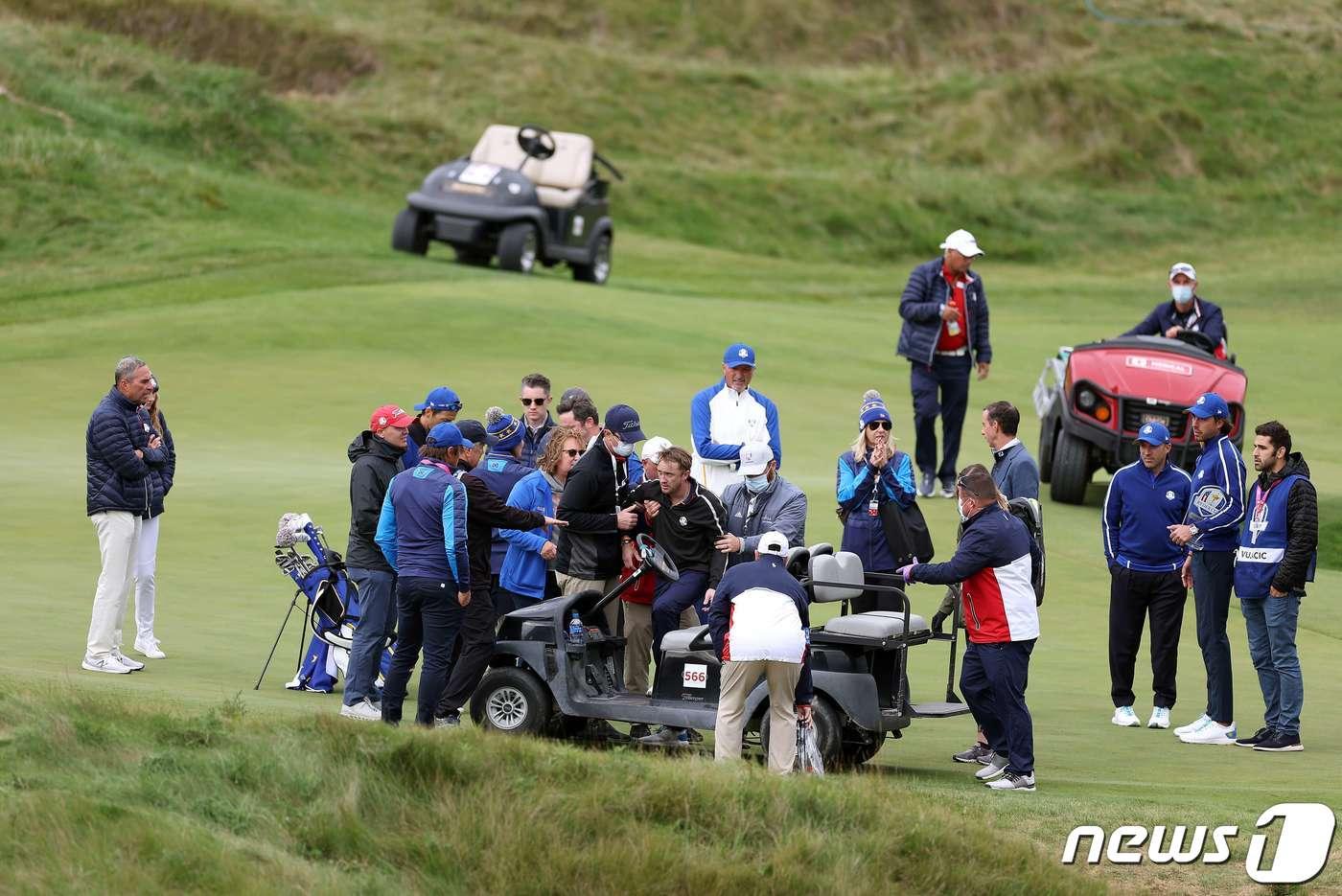  배우 톰 펠튼이 24일 라이더컵을 앞두고 유명인 골프 대회에 참가했다가 코스에서 넘어진 뒤 카트를 타는 데 도움을 받고 있다.  ⓒ AFP=뉴스1