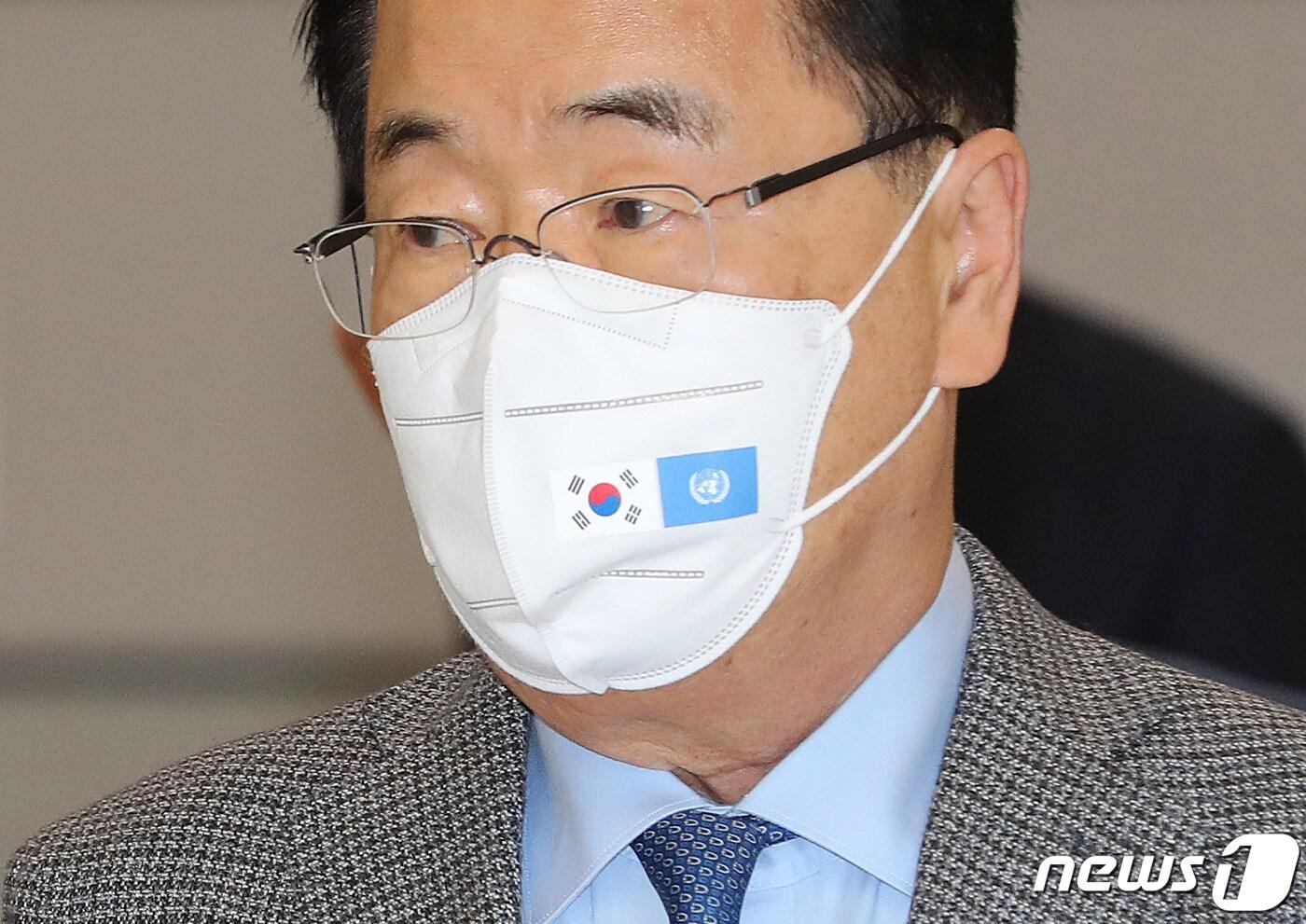 본문 이미지 - 유엔총회 참석차 미국을 방문한 정의용 외교부장관이 지난달 25일 오후 인천공항 제2터미널을 통해 귀국하고 있다. 2021.9.25/뉴스1 ⓒ News1 이성철 기자