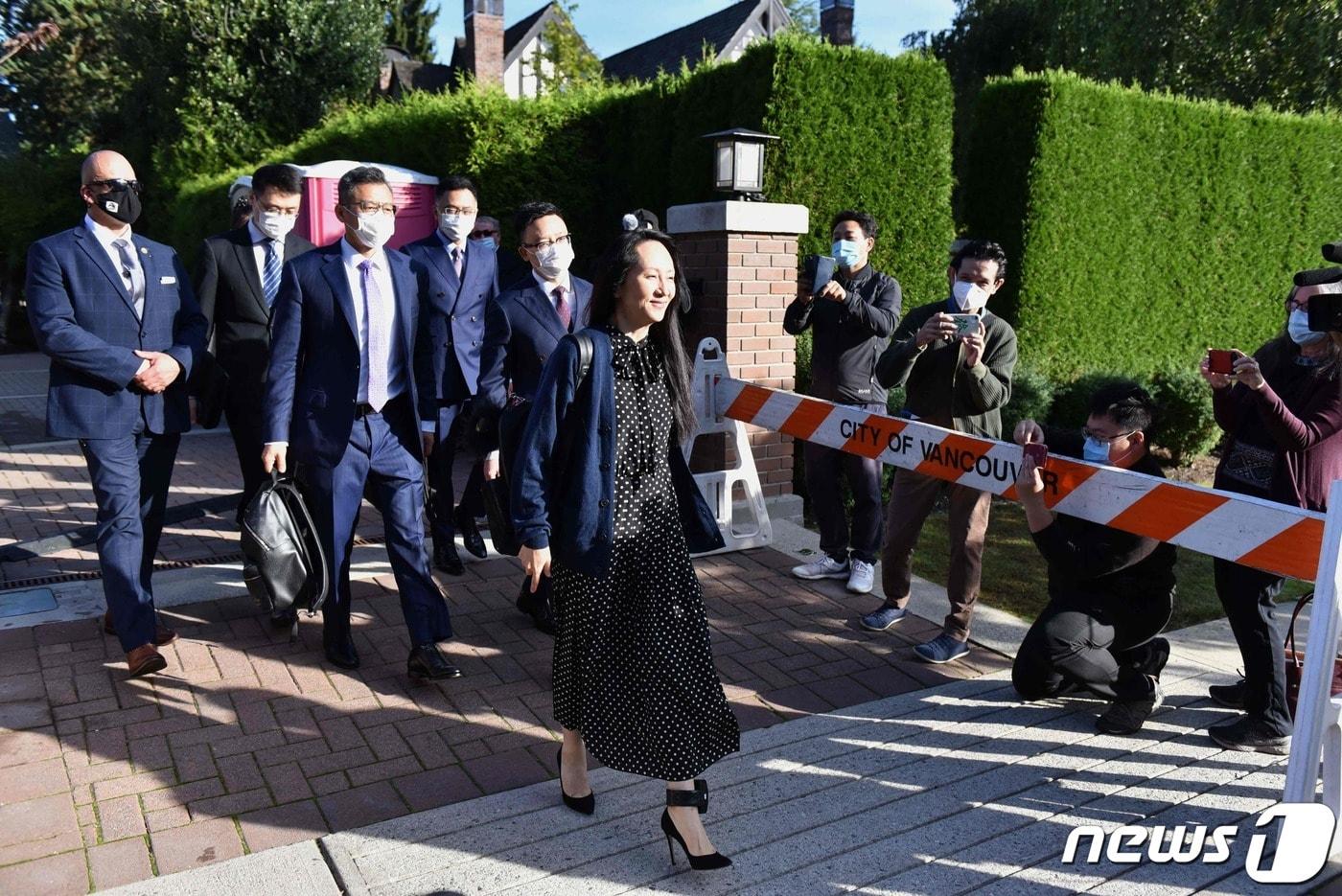 멍완저우 중국 화웨이 부회장 겸 최고재무책임자(CFO)가 24일 (현지시간) 캐나다 밴쿠버에 있는 브리티시 컬럼비아주 대법원에 출석하기 위해 전자 발찌를 찬 채 자택을 나서고 있다. ⓒ AFP=뉴스1 ⓒ News1 우동명 기자