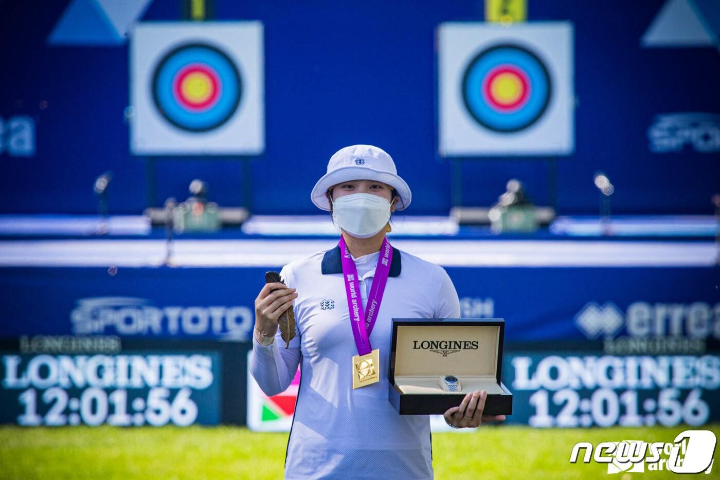 본문 이미지 - 양궁 국가대표 장민희(인천대)가 지난 9월27일(한국시간) 미국 사우스다코타주 양크턴에서 열린 2021 세계양궁선수권대회 여자 개인전에서 우승한 후 기념촬영을 하고 있다. (세계양궁연맹 제공) 2021.9.27/뉴스1