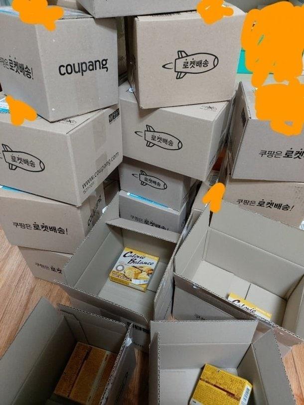 본문 이미지 - 전자 상거래 업체 '쿠팡'의 로켓배송을 이용한 소비자가 과대포장을 지적했다. (온라인 커뮤니티 갈무리) ⓒ 뉴스1