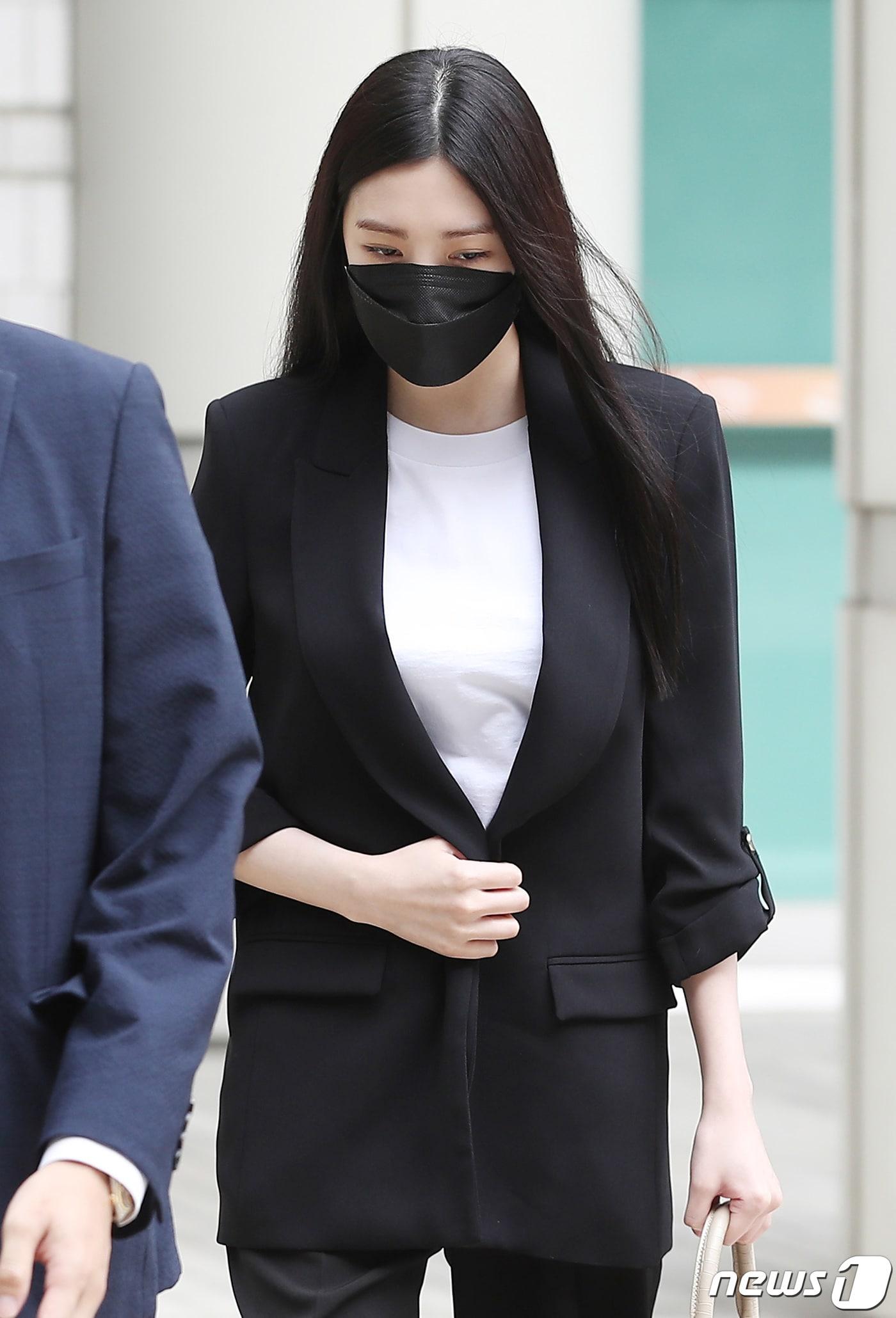 본문 이미지 - 음주운전을 하다 추돌사고를 낸 아이돌 그룹 애프터스쿨 출신 배우 리지(본명 박수영·29)가 27일 오전 서울 서초구 서울중앙지법에서 열린 첫 공판에 출석하고 있다. 리지는 지난 5월 18일 밤 10시12분 서울 강남구 청담동 영동대교 남단 교차로 인근에서 술을 마시고 차량을 운전하다 앞서가던 택시를 들이받는 사고를 냈다. 리지의 혈중알코올농도는 면허취소인 0.19%였던 것으로 조사됐다. 2021.9.27./뉴스1 ⓒ News1 권현진 기자