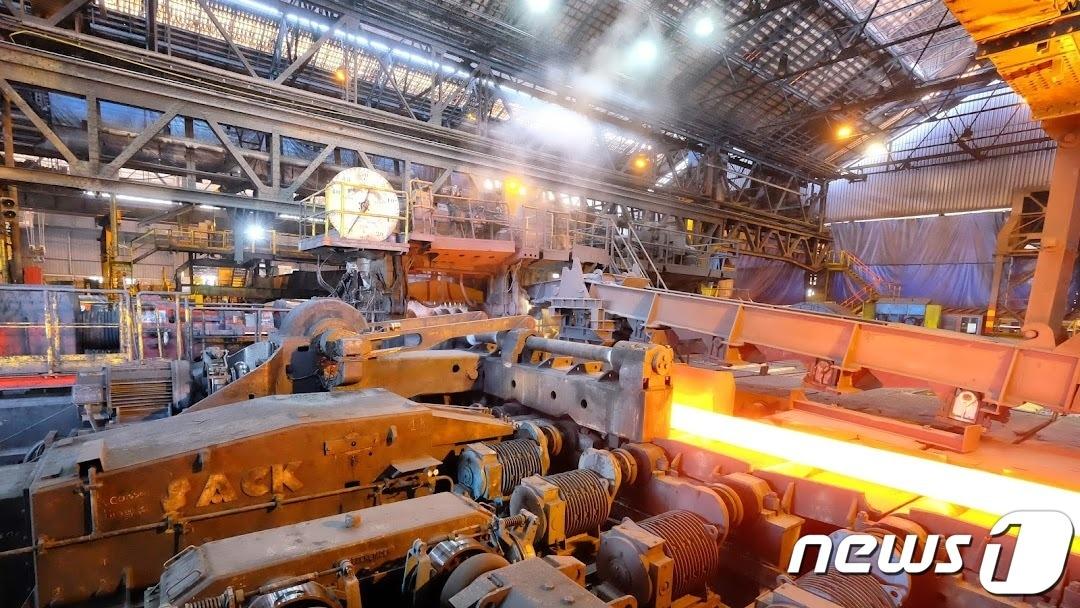 본문 이미지 - 인력난을 겪고 있는 프랑스 소재 독일 철강그룹 Saarstahl 제조 현장 조업 모습. ⓒ Saarstahl 홈페이지 갈무리