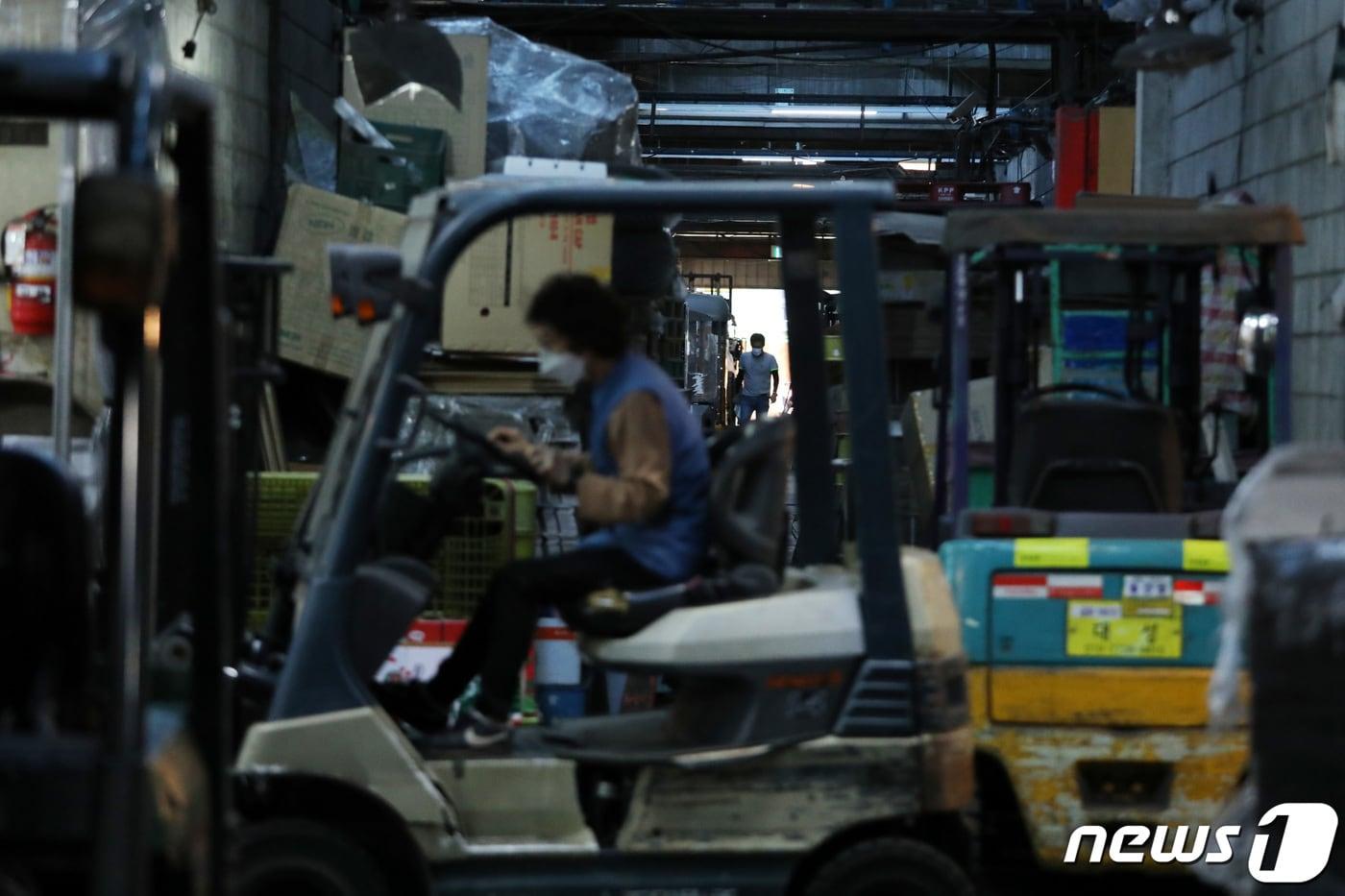 본문 이미지 - 신종 코로나바이러스감염증(코로나19) 확산이 계속된 27일 오전 서울 송파구 가락시장이 한산한 모습을 보이고 있다. 가락시장에서는 전날에도 24명이 확진됐다. 2021.9.27/뉴스1 ⓒ News1 조태형 기자